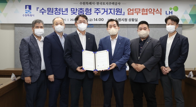 LH는 지난달 29일 주거 사각지대에 놓여있는 청년을 보호하고, 자립역량을 강화할 수 있는 기회가 확대될 수 있도록 수원시와 '수원청년 맞춤형 주거지원을 위한 업무협약'을 체결했다. (왼쪽부터) 김종천 LH경기 주거복지사업처장, 권세연 LH 경기지역본부장, 김현준LH사장, 이재준 수원시장, 정종윤 수원시의원, 김종석 수원시도시개발국장. (사진=LH 제공)