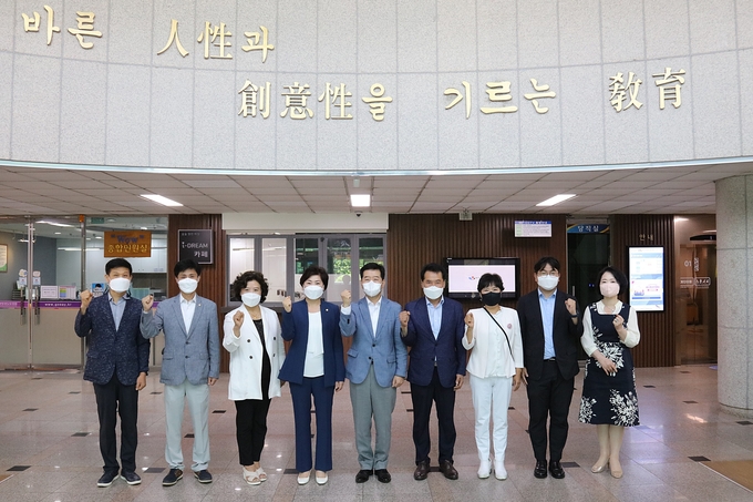안양시의회 최병일 의장(왼쪽 네번째)과 음경택 부의장(여섯번째)등이 교육지원청을 방문해 관계자들과 기념사진을 찍고 있다.(사진=안양시의회 제공)