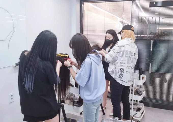 유민영 대표와 수강생들이 붙임머리 아카데미 수업을 진행하고 있다. ( 사진 = 후타고 붙임머리 제공) 