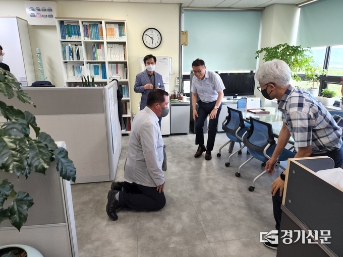 안성시의회 안정렬의장이 전문위원들에게 고마움을 표하고 있다.(사진=최호섭의원 제공)