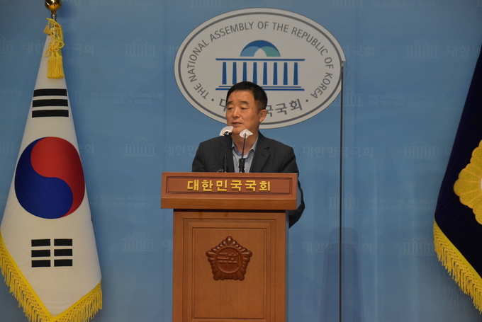 강득구 더불어민주당 의원이 31일 국회 소통관에서 기자회견을 열고 지난 29일 발표된 '초등학교 입학연령 하향'을 비판하며 철회를 요구했다. (사진=강득구 의원실 제공)