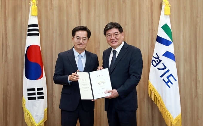 지난 28일 김동연 경기도지사가 김용진 경제부지사에게 임용장 수여 후 기념촬영을 진행했다. (사진=경기도 제공)