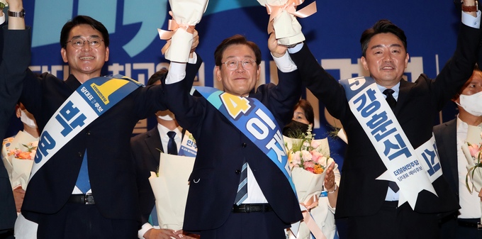 지난 28일 오후 국회 의원회관에서 열린 더불어민주당 당 대표 및 최고위원 선출을 위한 예비경선대회에서 당 대표 최종 후보로 선출된 박용진·이재명·강훈식 의원이 기념촬영을 하고 있다. (사진=연합뉴스 제공)