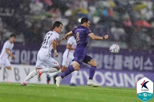 프로축구 K리그2 FC안양이 부산과의 홈경기에서 1-0으로 승리해 최근 8경기 무패 기록을 이어갔다.