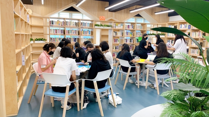  김포양곡중학교에서 책을 읽고 있는 학생들. (사진=김포양곡중학교 제공)