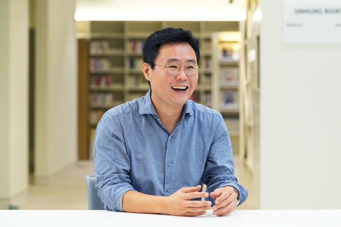 삼성전자와 아주대학교가 공동 개발한 초경량·초박형 인공근육 구동기에 관한 연구 논문이 세계적 학술지인 '네이처 커뮤니케이션스(Nature Communications)'에 최근 게재됐다. 사진은 연구에 참여한 삼성전자 신봉수 연구원. (사진=삼성전자 제공)
