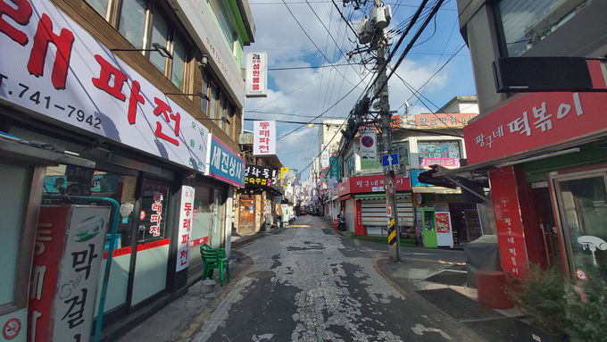 내년 말까지 간판 개선 사업이 추진되는 산성대로 신흥로데오거리 먹자골목. (사진=성남시 제공)