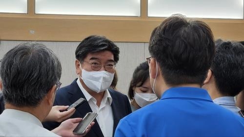 취임 이후 경기도청 기자실을 방문한 김용진 전 경제부지사 (사진=연합뉴스 제공)