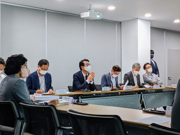 정명근 시장이 동서균형발전특별위원회 준비단을 발족하고 위원회의 구성과 역활에 대한 논의를 시작했다.(사진=화성시 제공)
