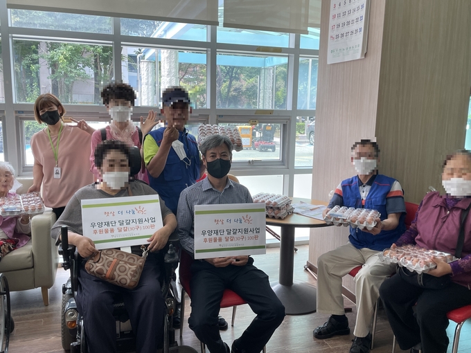 동두천시장애인종합복지관이 만 60세 이상 저소득 어르신 100명에게 달걀 한 판(30구)씩을 전달했다.(사진=동두천시 제공)