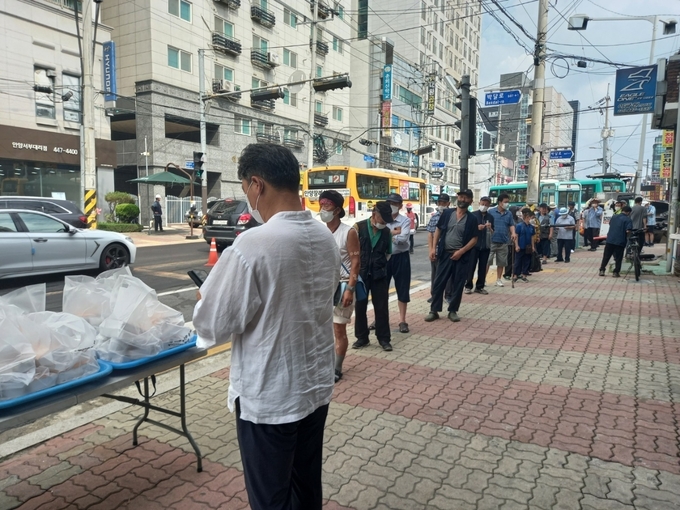 유쾌한공동체의 무료 급식을 받기 위해 사람들이 줄을 서 있다. (사진=유쾌한공동체 제공)