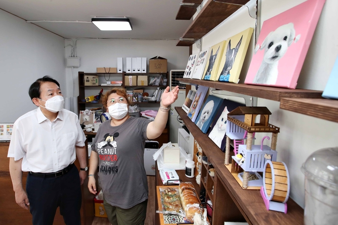 김찬진 동구청장이 배다리 신규 개점 사업장을 방문해 창업자로부터 설명을 듣고 있다. ( 사진 = 동구 제공 )