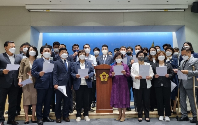 더불어민주당 초선의원들이 1일 도의회 브리핑룸에서 원구성 촉구 기자회견을 하고있다. (사진=허수빈 기자)