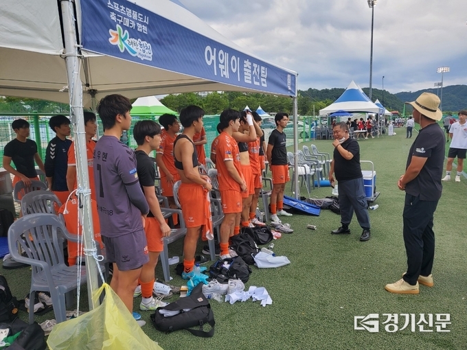 강명호 포천시민축구단 단장 겸 포천축구협회 회장이 선수들을 격려하고 있다. (사진=포천시 제공)