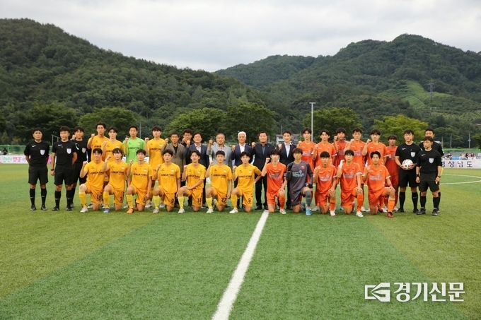 포천시민축구단 U-18 선수들이 서울 중경고와의 결승전이 시작되기 전 기념촬영하고 있다. (사진=포천시 제공)