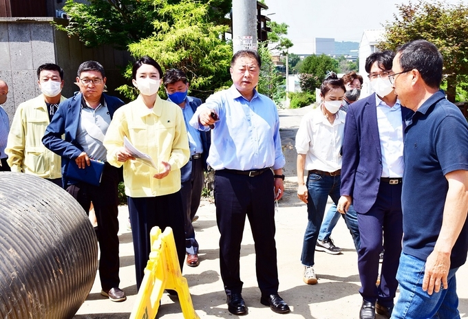 김경일 파주시장이 담당 공무원들과 민원 현장을 방문해 확인 하고 있다.(사진=파주시 제공)