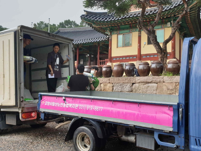 고양특례시는 관내 천년고찰인 흥국사에서 자비의 공양미 260포(1포 10kg)를 후원해 관내 사회복지시설에 전달했다.(사진=고양시 제공)