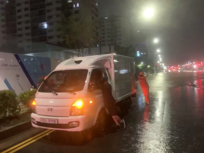 2일 오전 2시 42쯤 미추홀구 주안동 도로 침수로 차량이 고립돼 소방당국이 안전조치를 하고 있다. ( 사진 = 인천소방본부 제공 )