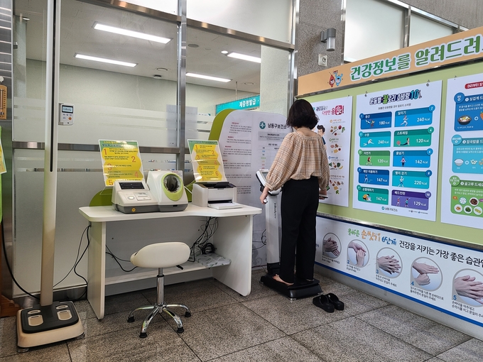 지난 29일 오후 인천 남동구보건소 1층에 설치된 스마트헬스존에서 보건소 관계자가 시범 운용을 하고 있다. ( 사진 = 남동구 제공 )