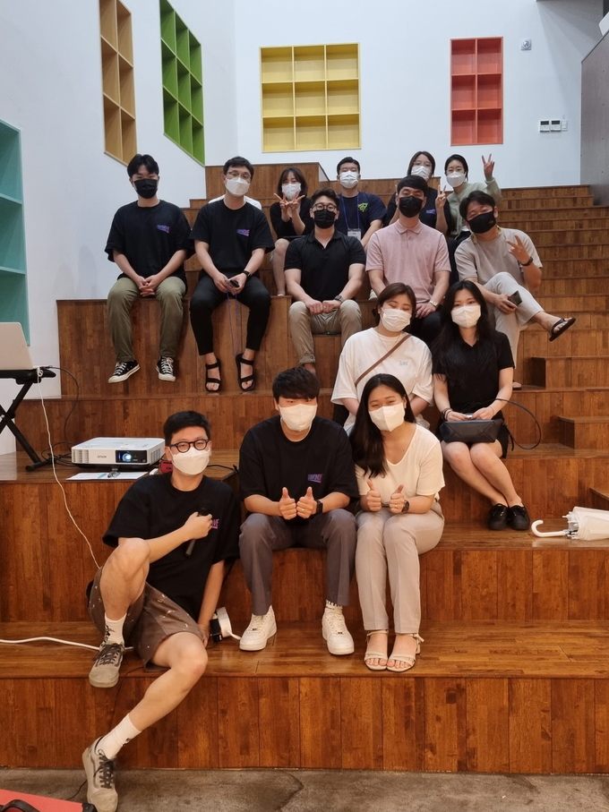 지난 5~6월 매산동 어울림센터에서 진행된 청년창업가 육성 프로그램 참여자들이 기념 촬영을 하고 있다. (사진=수원시 제공)