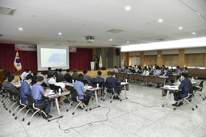 김포시가 2040 중장기 종합발전계획 2차 중간보고회에 참석한 김병수 시장과 부서 관계자들이 종합발전계획 설명을 듣고 있다. (사진=김포시 제공)