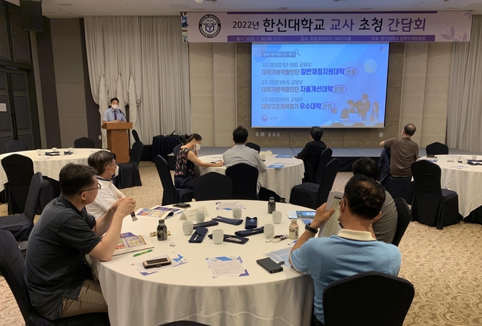 지원배 입학·홍보본부장이 학교 소개를 진행하고 있다.(사진=한신대학교 제공)