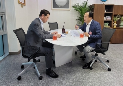 이권재 오산시장이 지난달 29일 김학용 의원 만나 광역교통 개선방안 등을 논의하고 있다.(사진=오산시 제공)