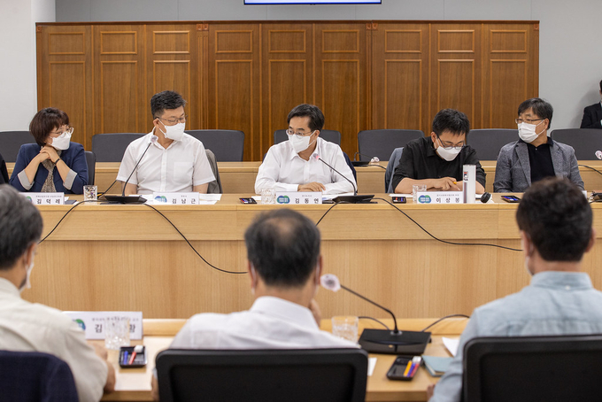 지난 1일 오후 경기도청 4층 다목적회의실에서 열린 경기도 민생대책 특별위원회 위촉식 및 간담회에서 김동연 경기도지사가 민생대책 토의를 주재하고 있다. (사진=경기도 제공)