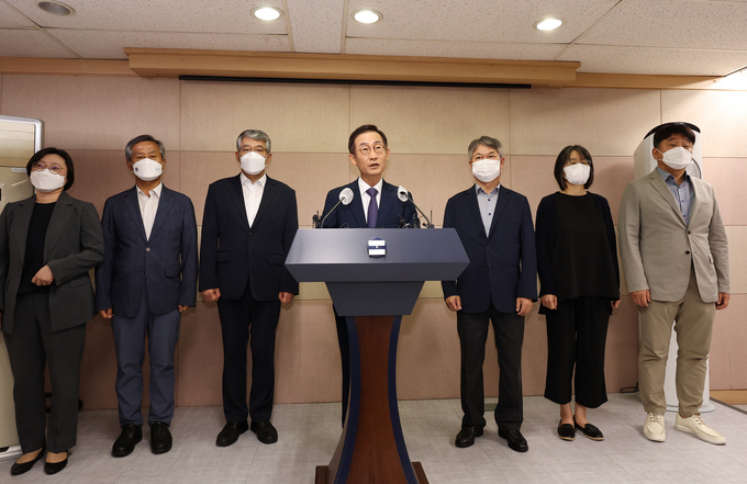 2일 오전 10시 30분경 김호철 국가경찰위원회 위원장 등 국가경찰위 위원들이 기자회견을 하고 있다. (사진=연합뉴스 제공)