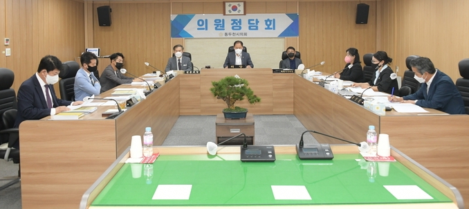 동두천시의회는 ‘8월 중 의원정담회’를 열고, 집행부에서 제출한 18개 안건에 대해 제안 설명을 듣고 의견을 교환했다.(사진=동두천시의회 제공)