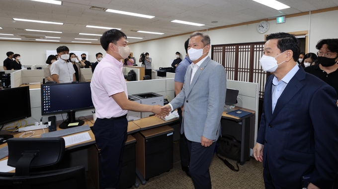 이상민 행정안전부 장관(가운데)이 2일 경찰국을 방문, 직원들을 격려하고 있다. 오른쪽은 김순호 초대 경찰국장. (사진=연합뉴스 제공)