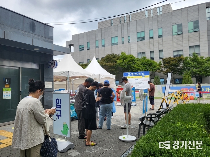 2일 수지구청 광장 임시선별검사소 앞. 30도가 넘는 무더위에 힘들게 검사소를 찾아왔지만