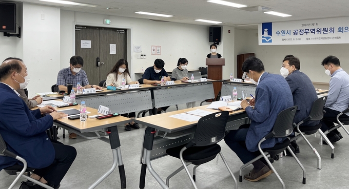  2일 ‘수원시 공정무역위원회’ 위원들이 사회적경제영동센터에서 열린 회의에 참석해 공정무역 활성화 방안 등을 논의하고 있다. (사진=수원시 제공)
