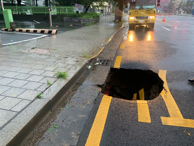 3일 오전 중구 항동2가 중부경찰서 옆에 발생한 싱크홀. ( 사진 = 인천소방본부 제공 ) 