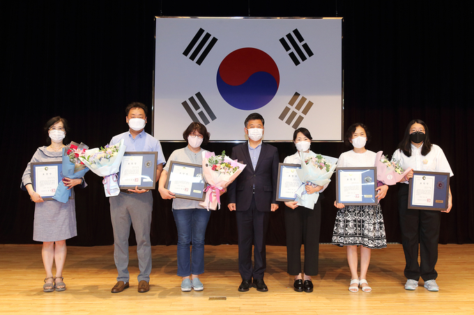 남동구 모범시민 표창자들이 지난 2일 박종효 남동구청장(가운데)와 함께 기념촬영을 하고 있다. ( 사진 = 남동구 제공 )