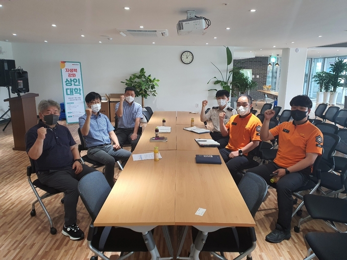 공단소방서와 남동구 생활경제과, 첫걸음시장 육성사업단, 소래포구어시장 상인회 등 관계자들이 지난 2일 화재 안전 감단회를 하고 있다. ( 사진 = 공단소방서 제공 )