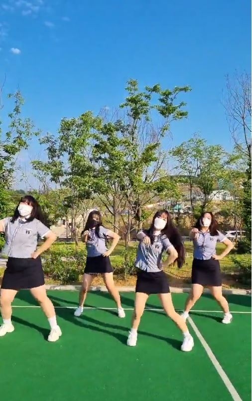 학생들의 여가생활의 질적 향상을 위해 청소년활동팀프로그램을 통해 춤을 추며 끼를 발산하고 있다.(사진=광주시 제공)