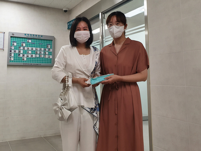 응우엔 티 히엉 씨(왼쪽)가 지난 2일 부평구에 이웃돕기 성금을 전달하고 구청에서 기념 촬영을 하고 있다.