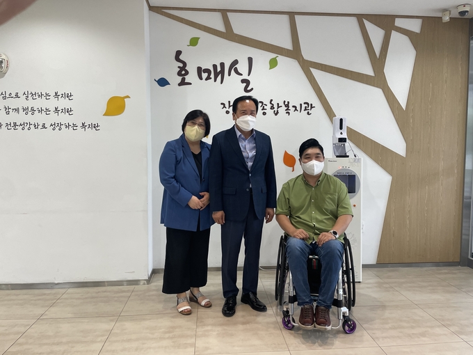 이권재 오산시장이 호매실 장애인복지회관를 방문해 벤치마킹후 공약사업인 장애인복지회관 건립을 구상했다.(사진=오산시 제공)