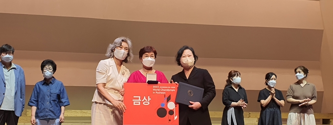  오산 물향기 시니어 합창단(이하 합창단)이 지난달 28일 22년 포천 세계합창페스티벌&경연대회(2022 World Choralympic in Pocheon)에서 시니어 합창 부분 금상을 수상했다.(사진=오산시 제공)