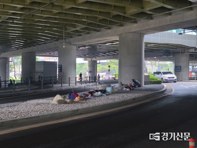 3일 오전 수원역 환승센터 고가 밑에서 노숙인들이 더위를 피해 낮잠을 자고 있다. (사진=임석규 기자)
