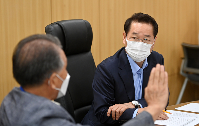 3일 오후 유정복 인천시장이 시청 접견실에서 열린 '제1차 집단민원과 소통의 날'에서 논현33지구지주조합장 등 민원인들과 대화를 하고 있다. ( 사진 = 인천시 제공 )