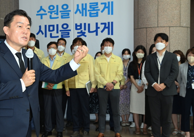 지난 7월 1일 이재준 수원특례시장이 수원시청 본관로비에서 공직자들과 함께하는 자리에서 발언하고 있다. (사진=수원시 제공)