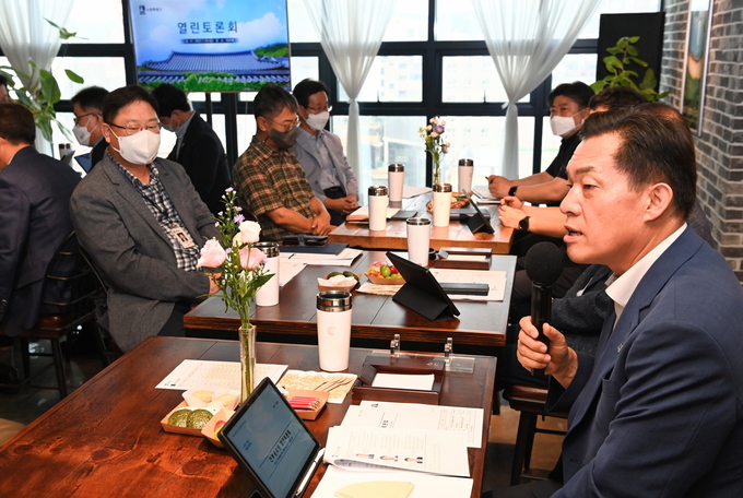 지난 7월 30일 이 시장이 간부 공무원들과 열린토론회에서 의견을 말하고 있다. (사진=수원시 제공)