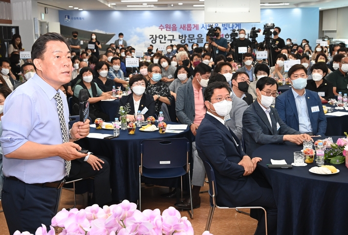 지난 7월 7일 이 시장이 장안구청에서 열린 ‘시민이 꿈꾸는 수원이야기(열린대화)’에서 발언하고 있다. (사진=수원시 제공)