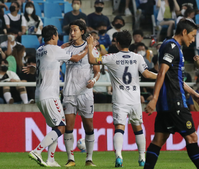 3일 인천축구전용경기장에서 열린 하나원큐 K리그1 2022 26라운드 수원FC와 인천 유나이티드의 경기에서 수원FC 김현(왼쪽 두번쨰)이 동점골을 넣은 뒤 동료들과 기뻐하고 있다. (사진=연합뉴스)