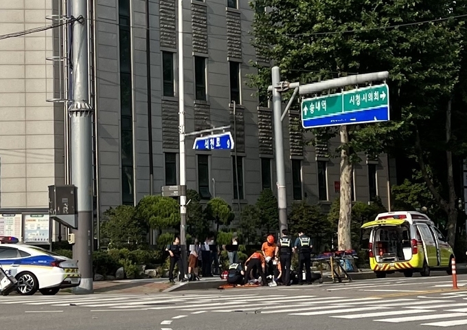 4일 오전 부천 상동사거리에서 버스와 오토바이가 충돌해 5명이 부상당했다. (사진=경기도소방재난본부 제공)