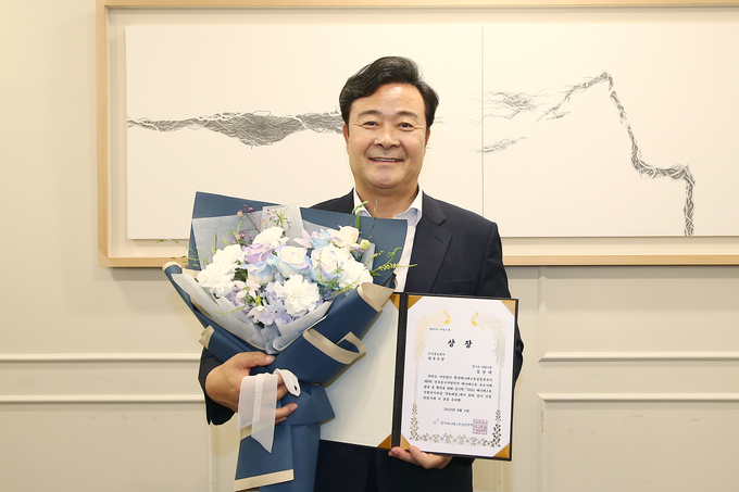 김성제 의왕시장이 한국매니페스토실천본부가 주최한 2022 매니페스토 지방선거부문 약속대상에서 선거공보 분야 최우수상을 받았다.<br>
(사진=의왕시 제공)