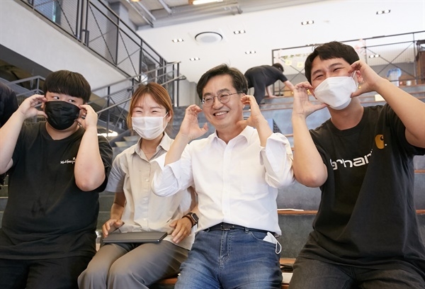 김동연 경기도지사가 지난 6월 21일 포천 아트밸리 청년랩에서 청년들과 간담회를 진행했다. (사진=김동연 인수위 제공)