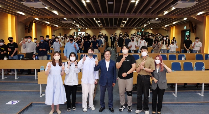 김동연 경기도지사가 지난 6월 18일 고향인 충북에서 대학생들이 마련한 간담회에 참석했다. (사진=김동연 지사 페이스북)